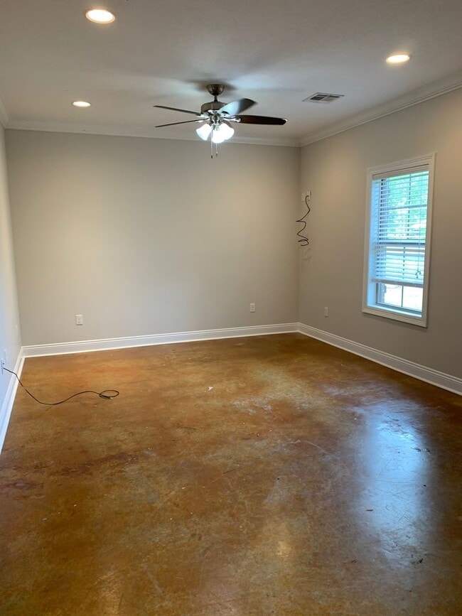 Building Photo - 3 Bedroom 2 bath Duplex for lease