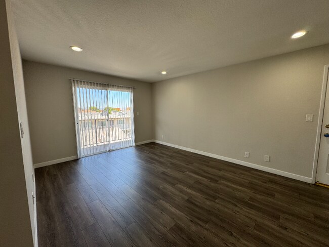 Foto del edificio - 700 E Cedar Ave