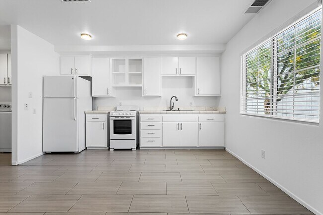 Building Photo - 78582 Avenida La Fonda