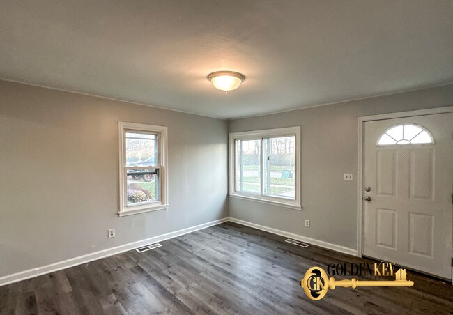 Building Photo - Large 2 Bed 1 Bath Single Family Home in T...