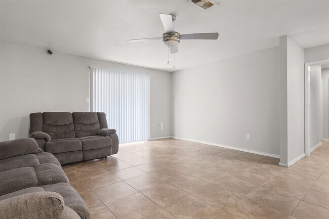 Foto del edificio - 8632 Brock Park Blvd
