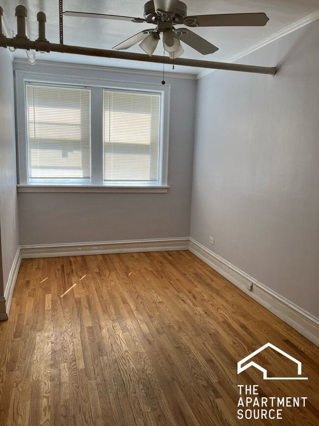 Foto del edificio - 4828.5 W Addison St