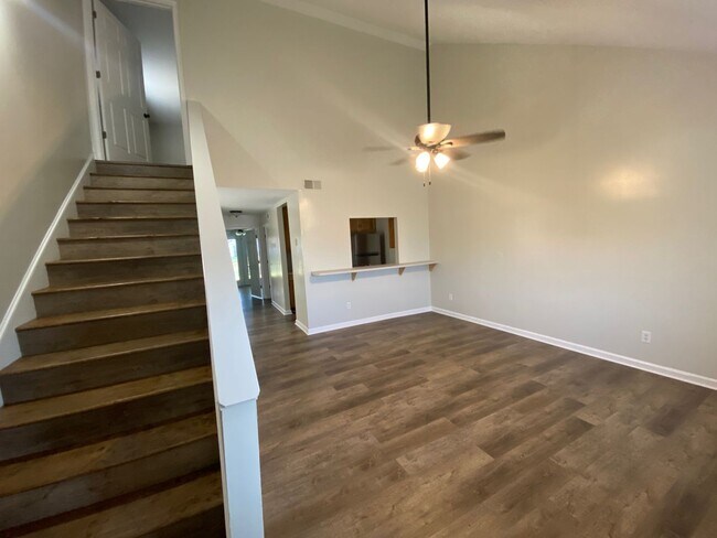 Building Photo - 2 bed 2 bath duplex
