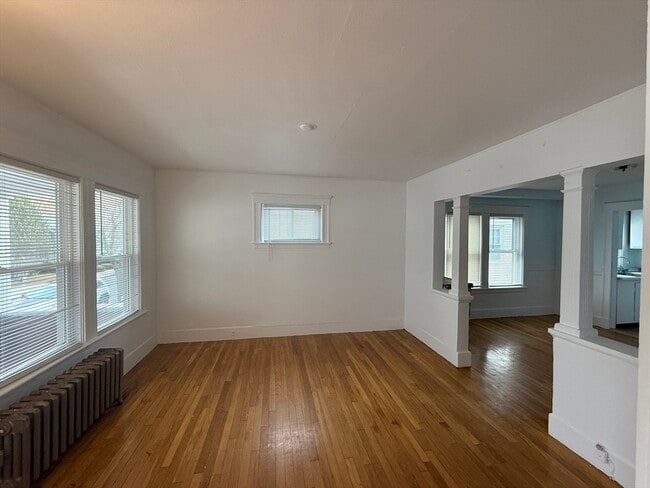 Building Photo - 137 Mills St