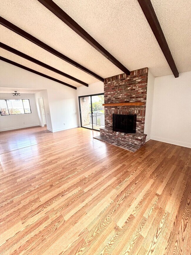Foto del edificio - Spacious Private back house, W/D hookups, Garage, Walk-in closet