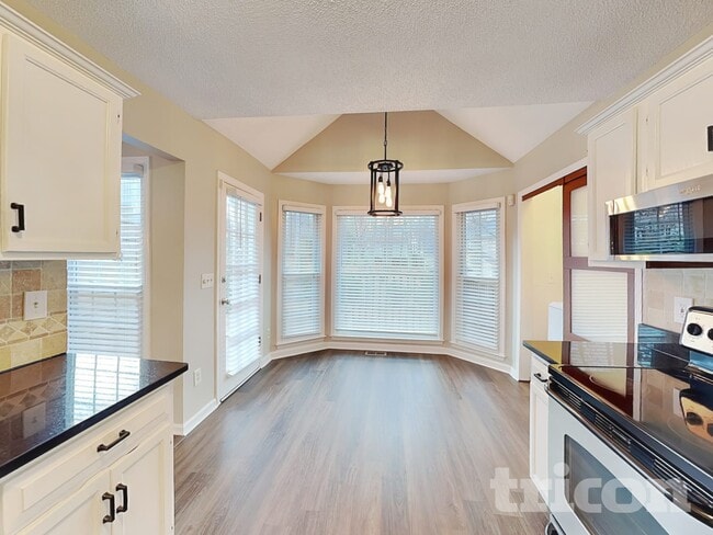 Building Photo - 703 Players Ct