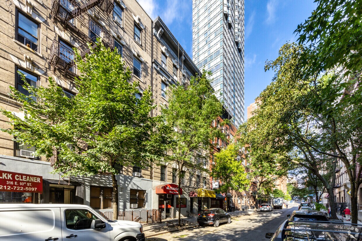 Foto principal - 312 E 93rd St