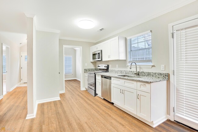 Building Photo - 686 Thomasville Blvd SE