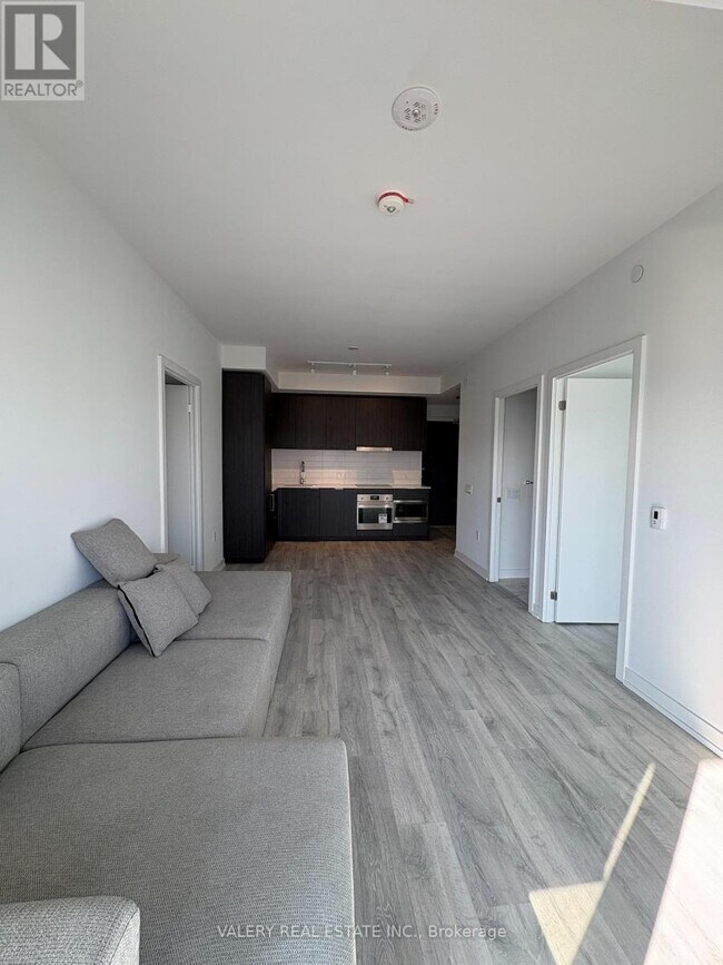 Building Photo - 8 Olympic Gdn Dr