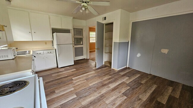 Foto del edificio - 3 bed 1 bath 1 car garage!