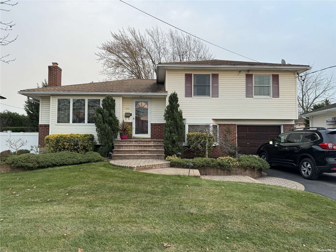 2372 Aron Dr E, Seaford, NY 11783 House Rental in Seaford, NY