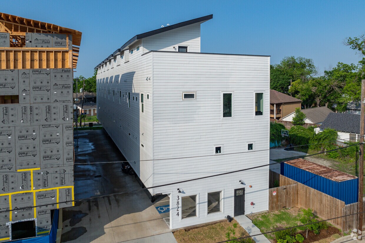 Primary Photo - 3824 Fulton St