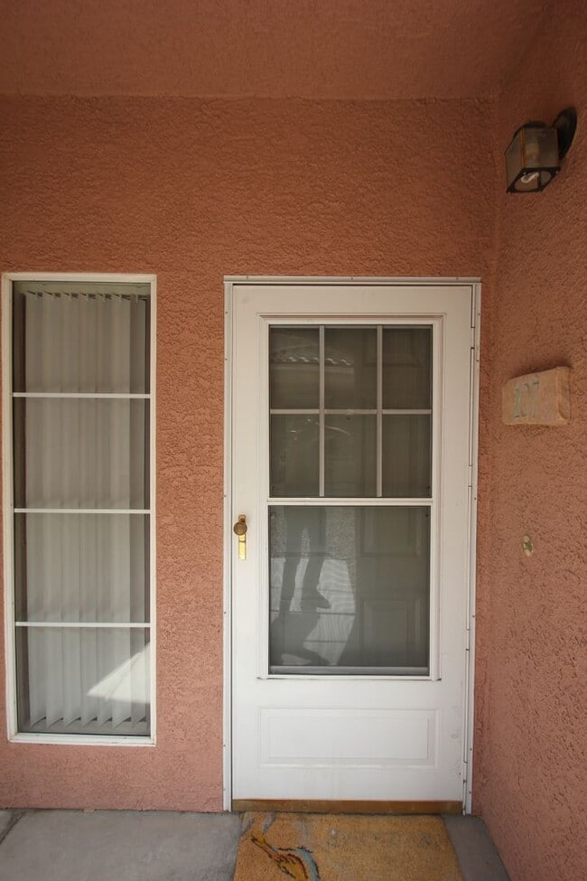 Building Photo - Amazing 2 BD 2 BA Condo in a Gated Community