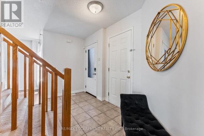 Photo du bâtiment - 87 Thoroughbred Blvd