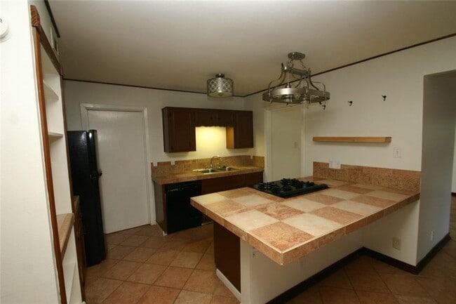 Building Photo - 6702 Isabelle Dr