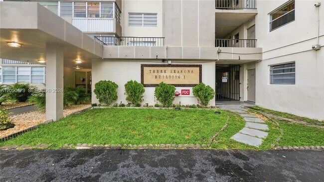 Building Photo - 16450 Miami Dr