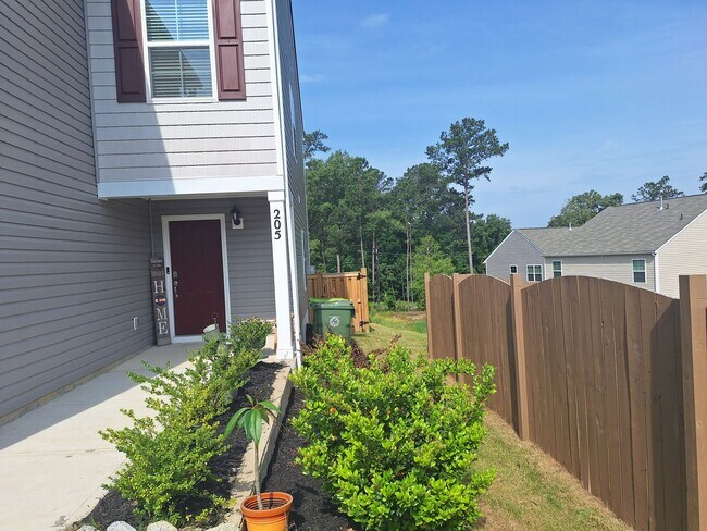Building Photo - 205 Dunham Rd