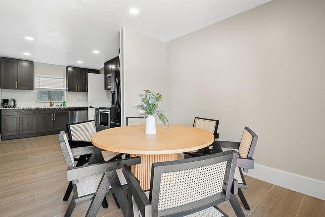 Foto del edificio - 736 Prosperity Farms Rd