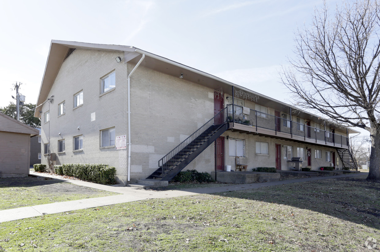 Primary Photo - Parkwood Apartments