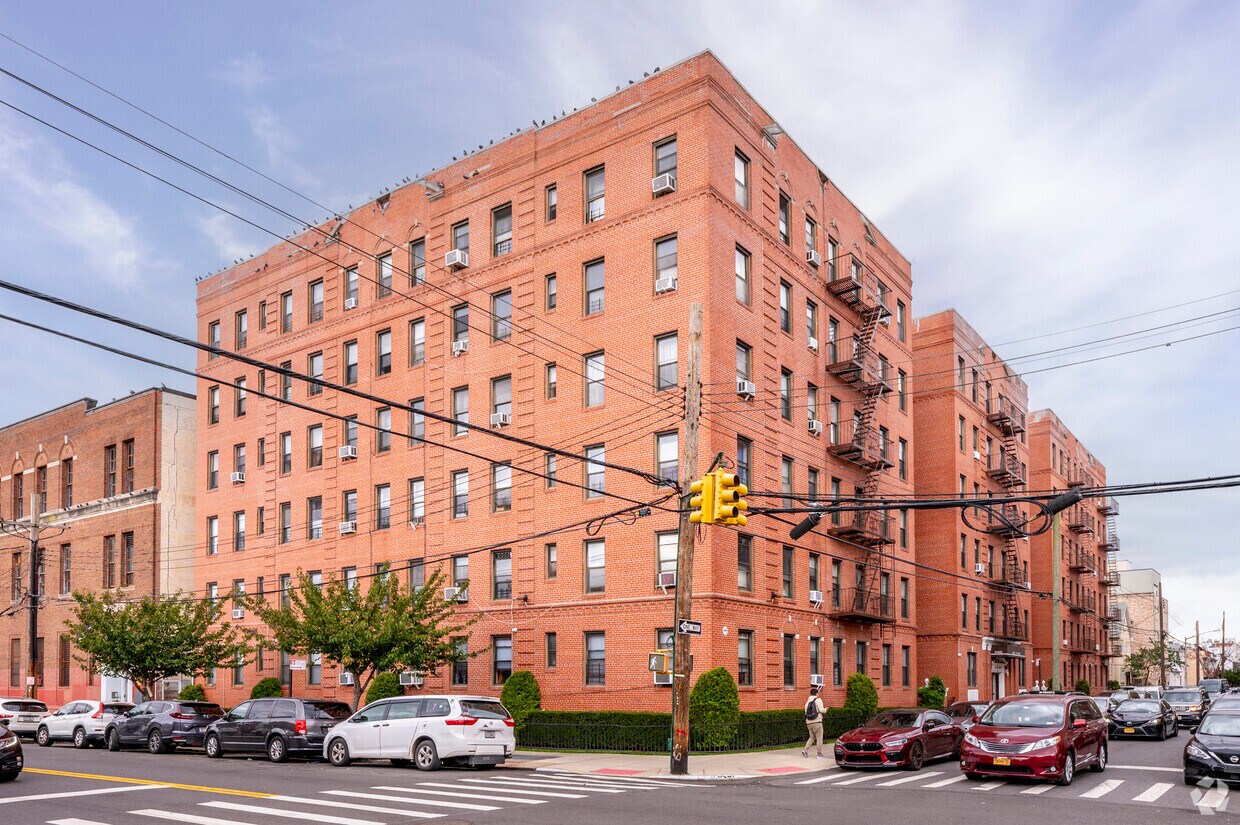Primary Photo - 1800 E 12th St