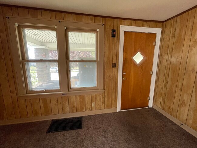 Building Photo - 321 SW 2nd St