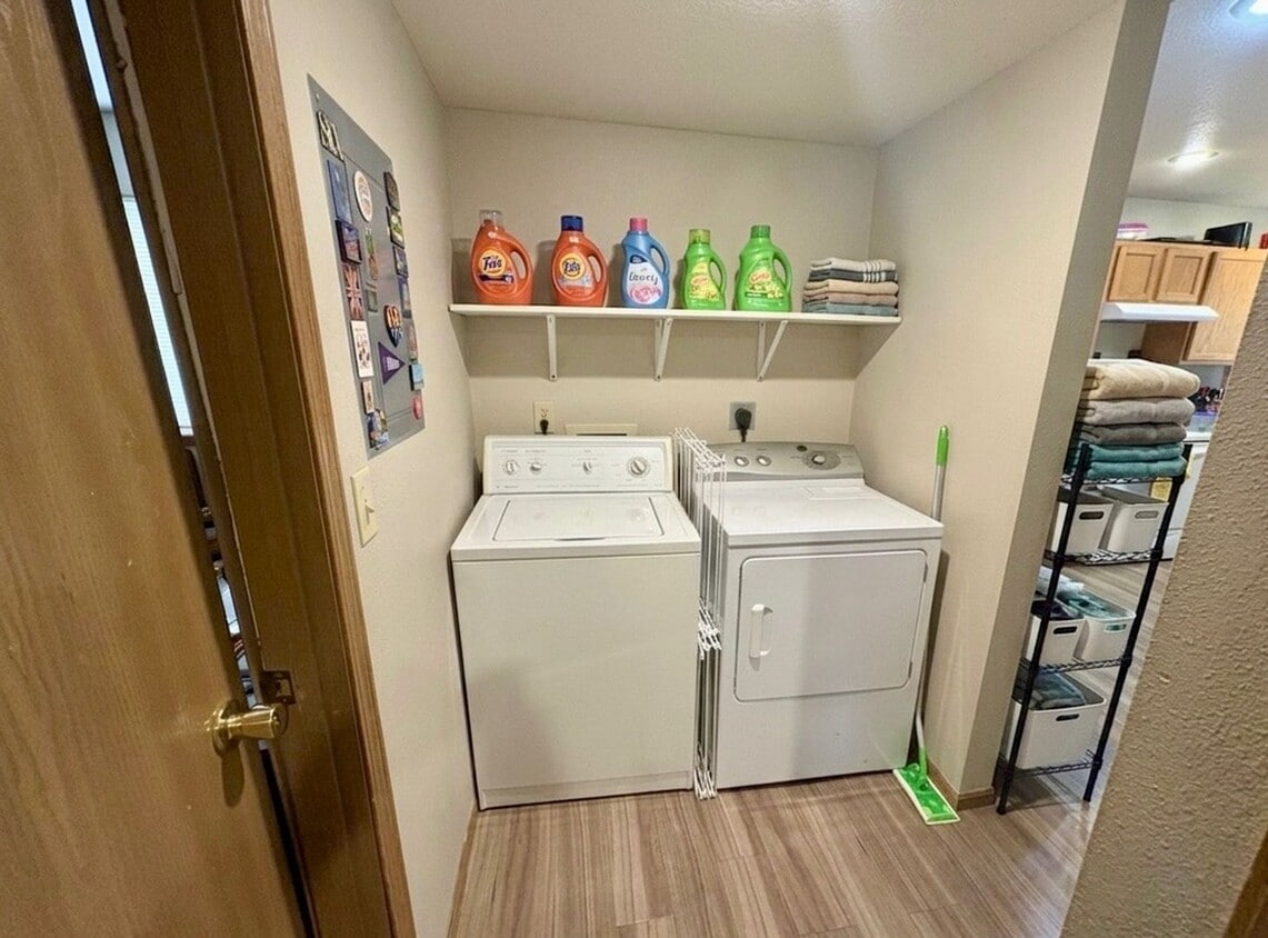 Building Photo - Duplex Available in Central MHK!