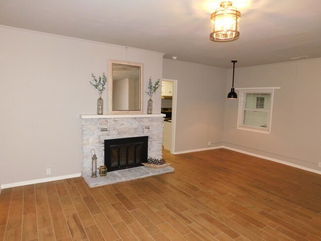 Building Photo - 220 Country Club Cir