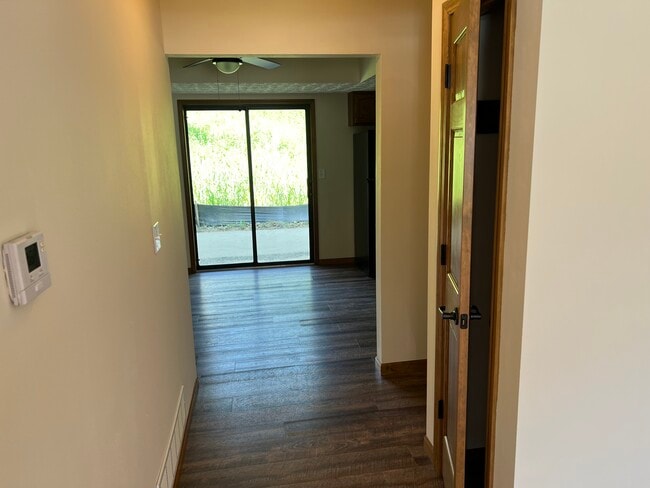 Building Photo - 709 Oak Trl