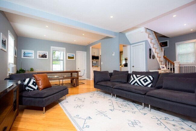 Foto del edificio - Beautiful 4BD Dutch Colonial Home in Harts...