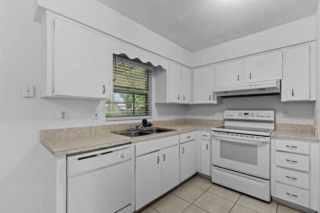 Foto del edificio - 3 Bedroom, 2 Bath House  on corner lot in ...