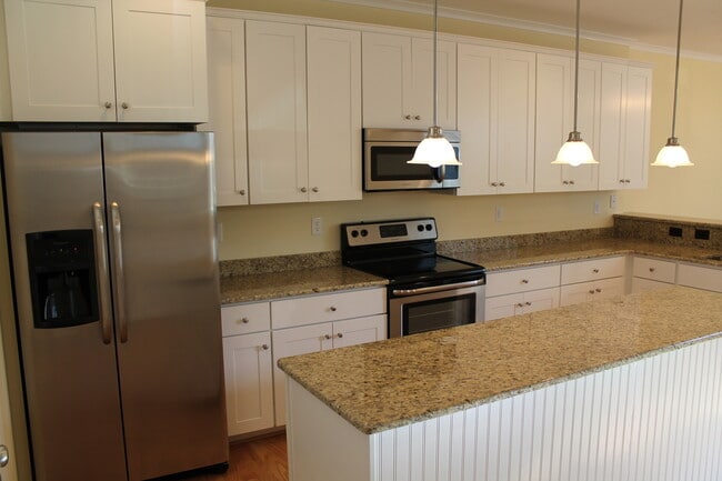 Foto del edificio - BEAUTIFUL 4BR/3.5BA Custom Home with Grani...