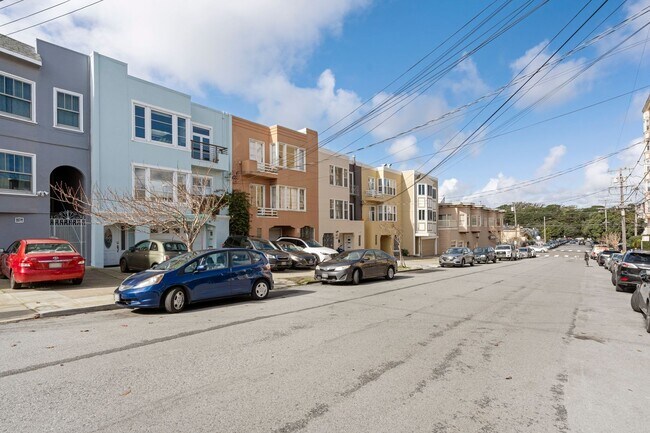 Building Photo - 2 bed, 1 Bath Penthouse Style Flat - Sunse...