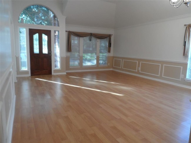 Building Photo - 3906 Oakwood Dr E