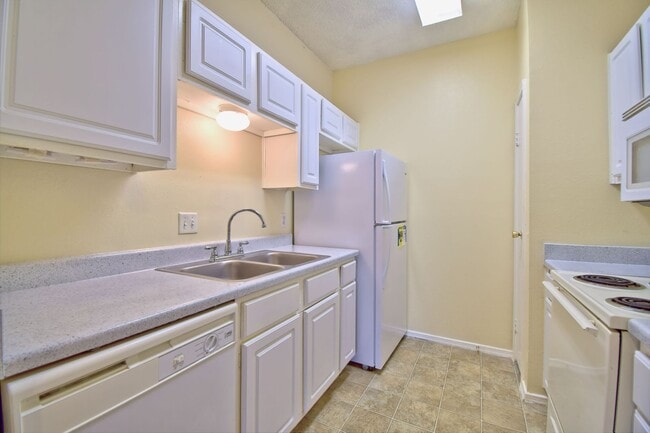 Building Photo - Centrally Located 1 Bed, 1 Bath in Austin