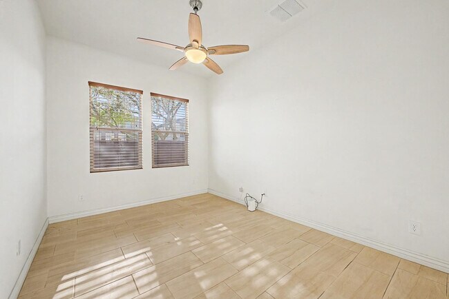 Foto del edificio - 234 W Beverly Ln