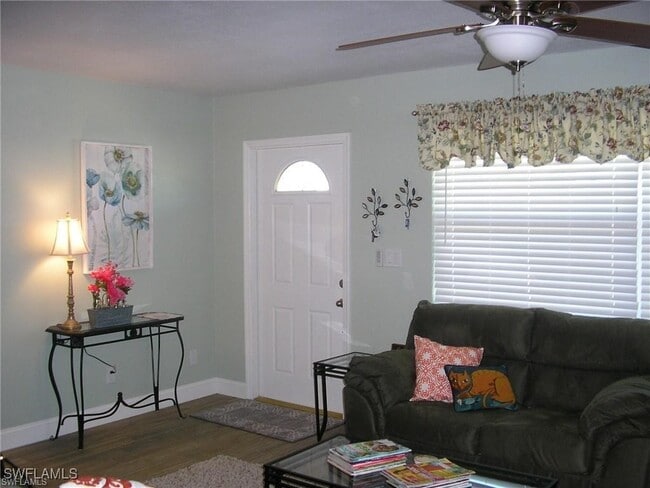 Foto del edificio - 3432 Sacramento Way