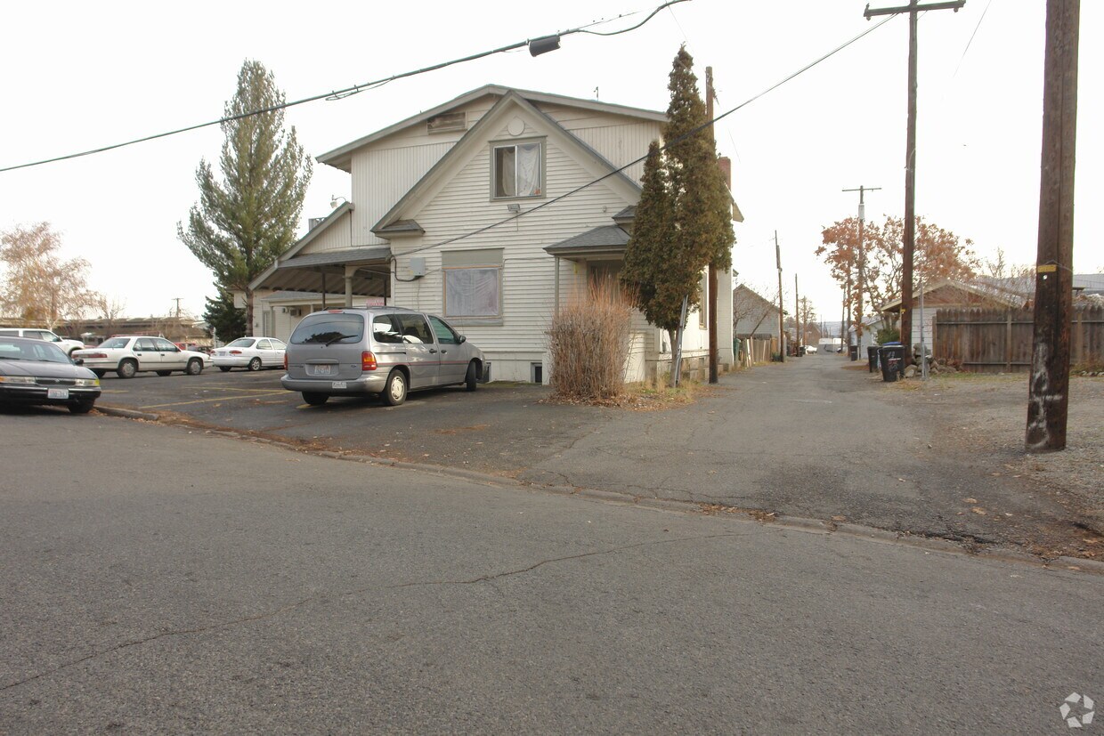 Building Photo - 16 N 11th Ave