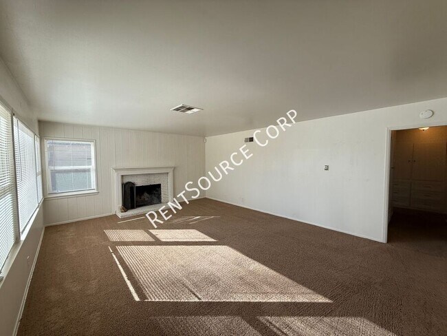 Foto del edificio - 44415 Lowtree Ave