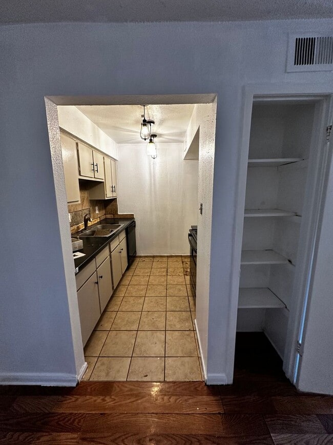Building Photo - 5625 Antoine Dr