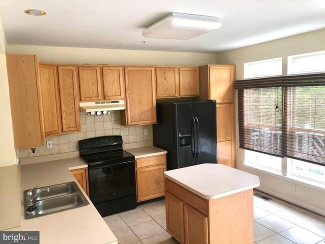 Building Photo - 614 Eisenhower Dr