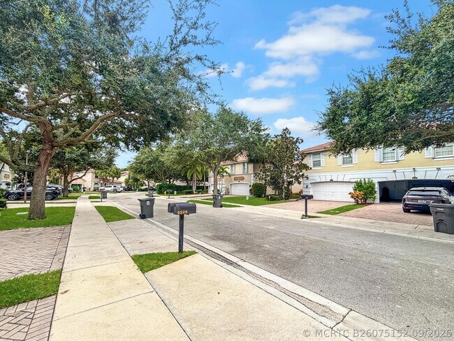Foto del edificio - 4528 Thornwood Cir