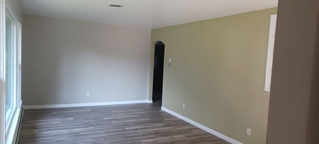 Building Photo - Lovely brick ranch in Millersburg!