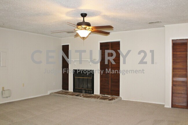 Foto del edificio - Nice 3/2 Nestled on Shaded Lot in Carrollt...
