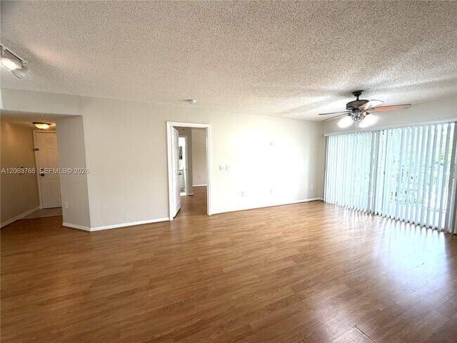 Foto del edificio - 5045 Wiles Rd