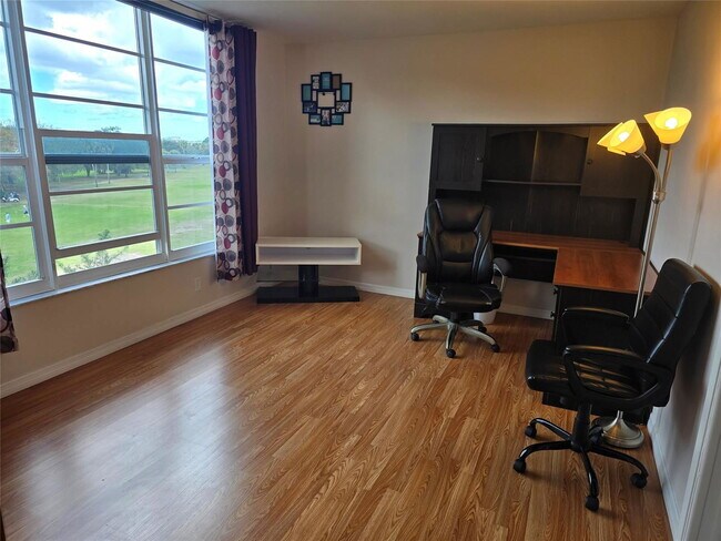 Foto del edificio - 605 Oaks Dr