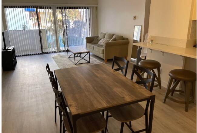 Foto del edificio - 8338 Regents Rd