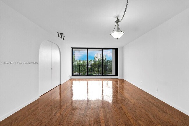 Foto del edificio - 300 Three Islands Boulevard