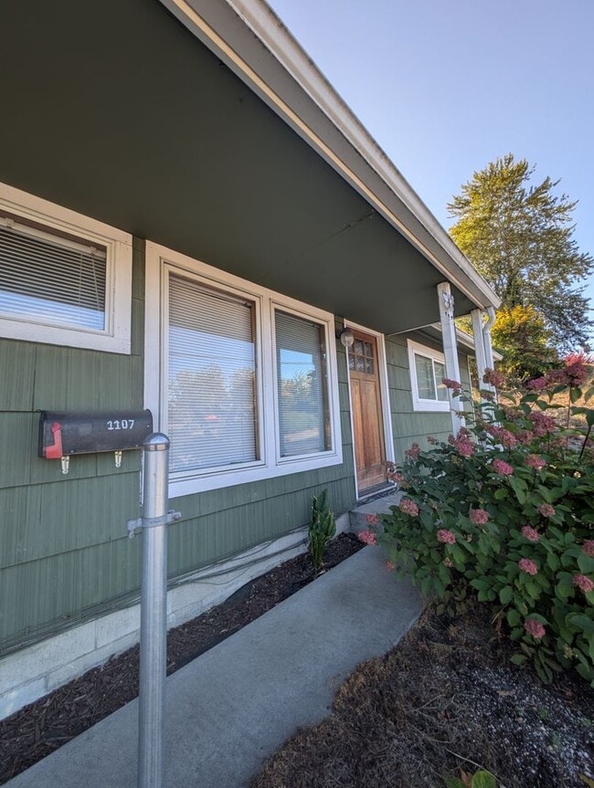 Foto del edificio - Well Maintained Duplex Unit in Bremerton, ...