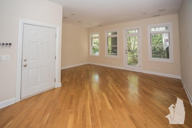 Building Photo - 4 bedroom in Chicago IL 60657