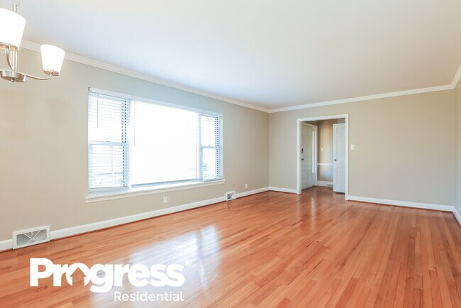 Building Photo - 208 Oak Dr